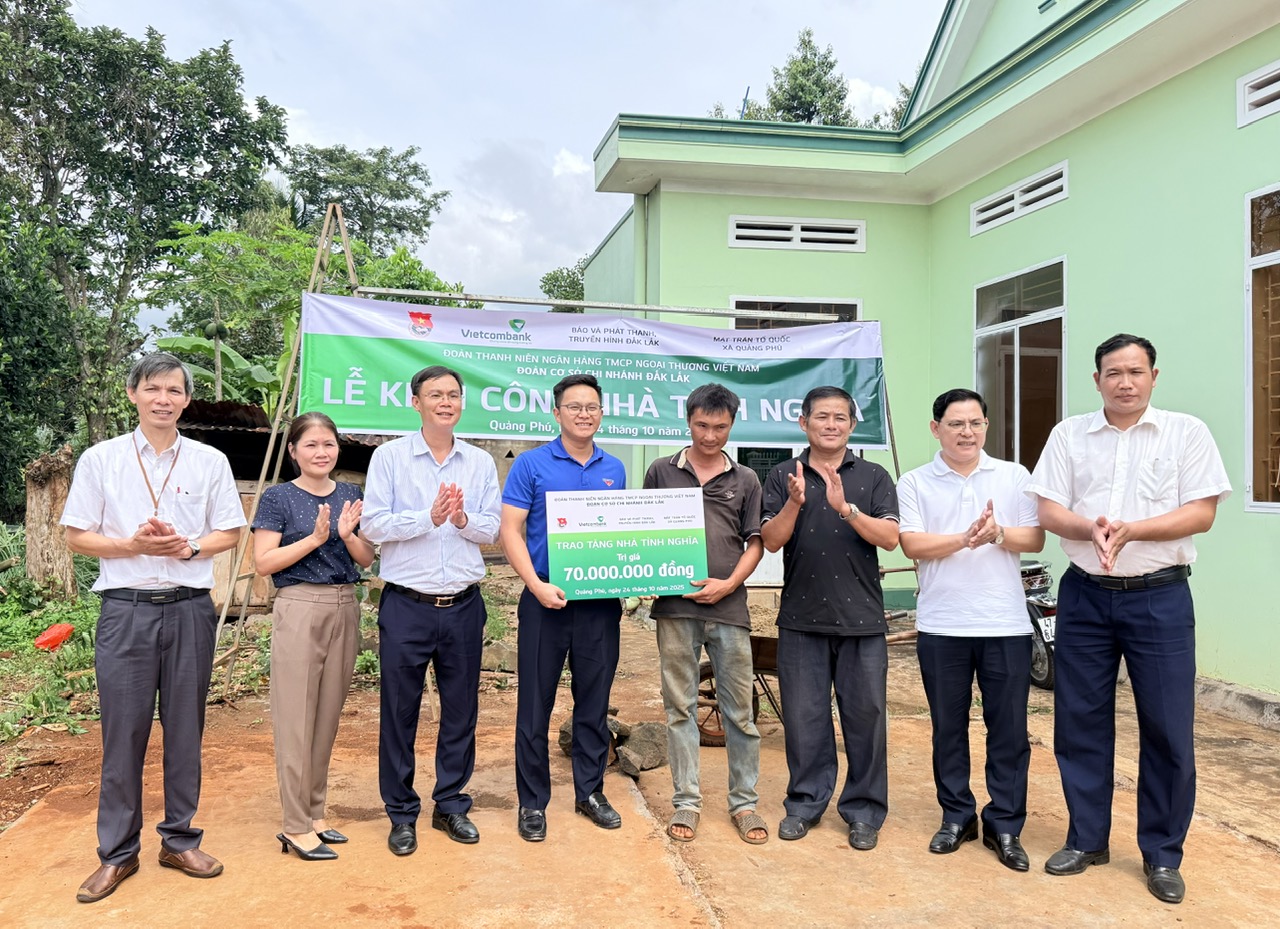 Các cơ quan, đơn vị trao bảng hỗ trợ kinh phí xây dựng nhà cho gia đình anh Châu Thanh Trung